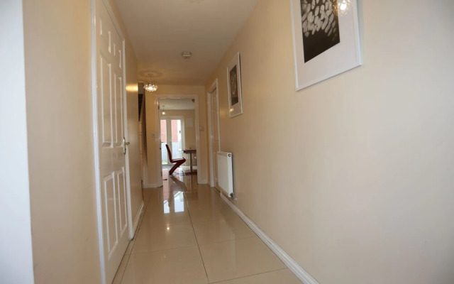 Beautiful 4 beds Hillview House