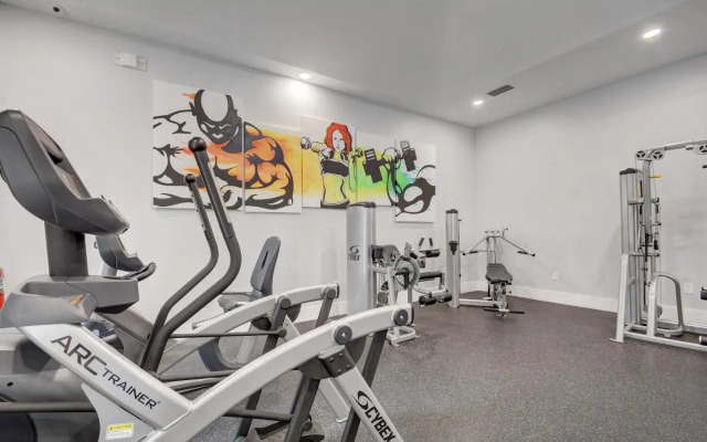 Renovated 2/2 Unit at Yacht Club/Aventura