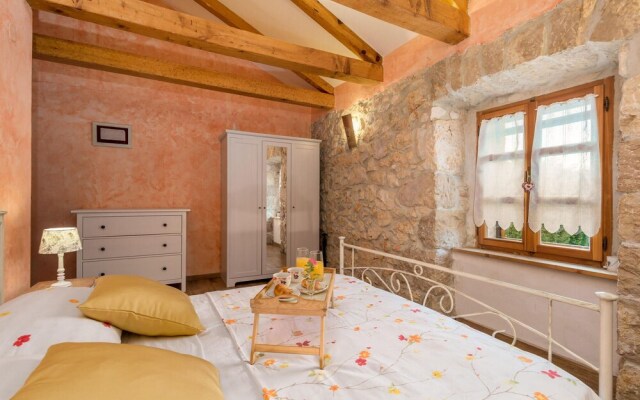 Beautiful Home in Kras With Wifi and 2 Bedrooms