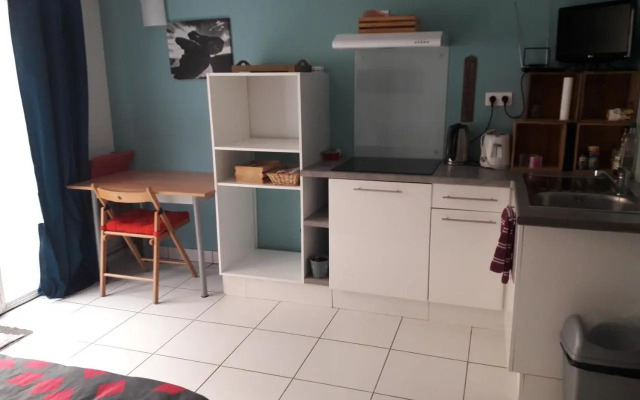 Studio dans maison avec parking