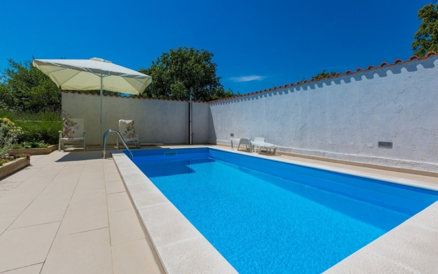 Adorable Holiday Home With Private Pool & Great Covered Terrace