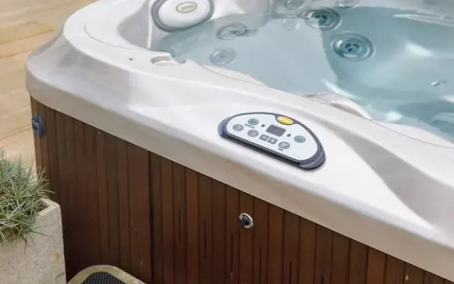 Beach House for 8 With hot tub Garden