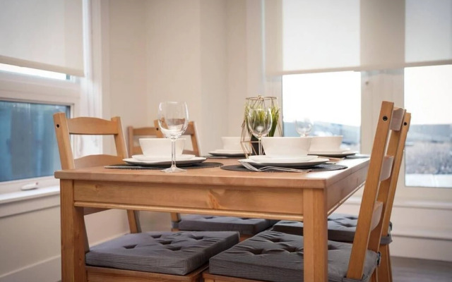 Luxurious Modern 2BR Condo Slps-5 Coffee AC Wifi