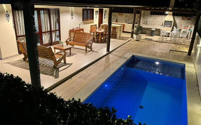 Casa 4/4 agradável com piscina e churrasqueira
