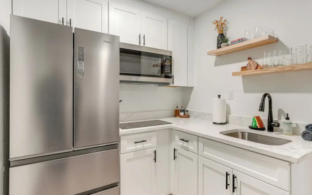 Stylish Lakeland Studio w/ Workspace