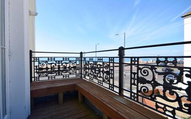 Spacious 3 bedroom Beachfront property with amazing sea views!