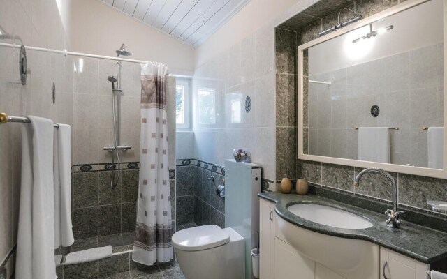 Amazing Home in Ravni with Hot Tub, WiFi & 1 Bedrooms