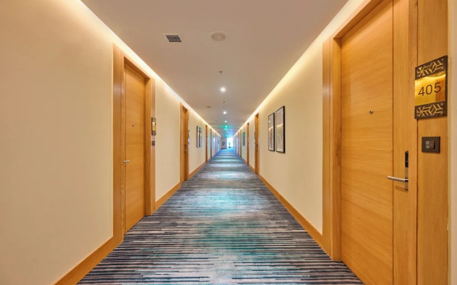 Iris Sarovar Portico