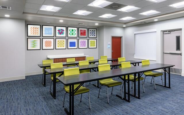 Holiday Inn Express & Suites West by IHG