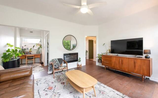 Mid-century 1 Bedroom Apartment on Albert Park With Parking