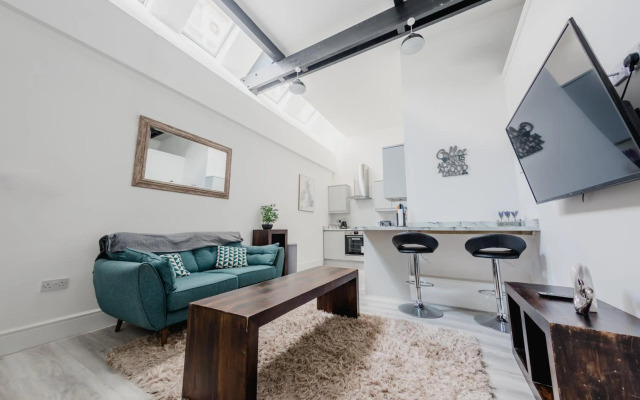 Hullidays-Theatre Hideout Apartment