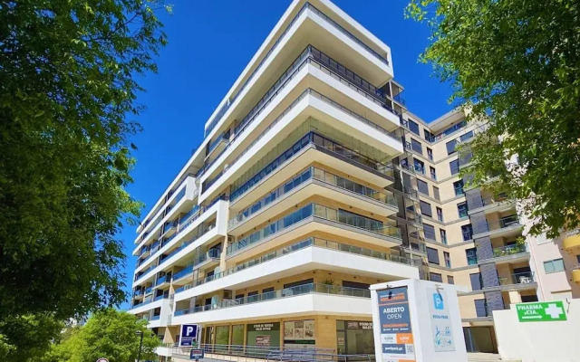 Rocha Prime Center Garage Flat