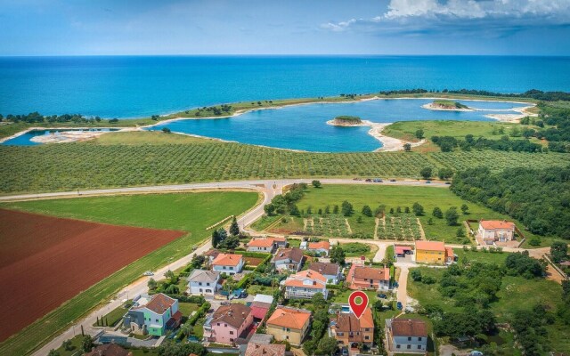 Awesome Home in Umag With 4 Bedrooms, Jacuzzi and Wifi