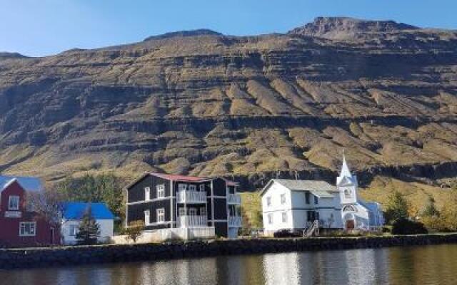 Við Lónið guesthouse