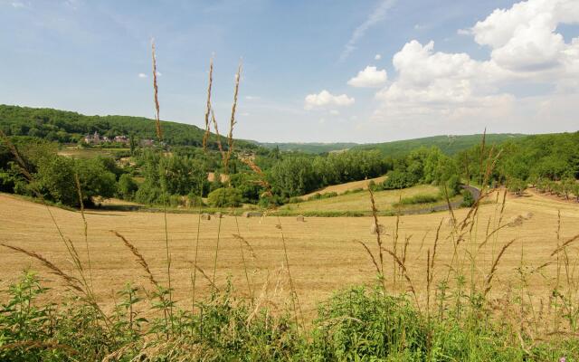 Beautiful Holiday Home in Cressensac with Swimming Pool