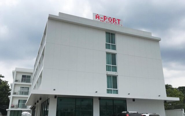 A Port Studio Airport Hotel