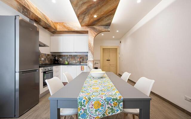 Mola’S Square House