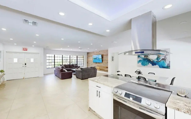 Villa Shapira 6BR Designer Home w Pool