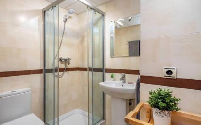 2BR poolfront family apartment WIFI and Near beach