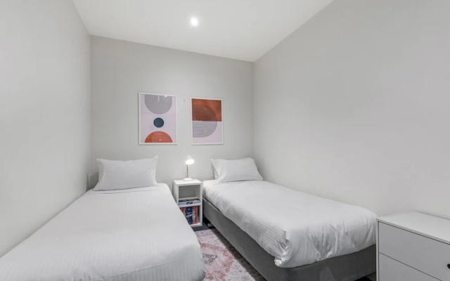 Sophisticated CBD 2-bed Apartment by Yarra River – Guest Rooms – Melbourne