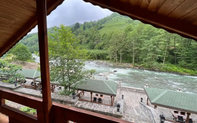 Teona Caglayan Bungalov