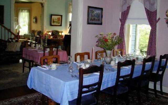 Robins Nest Bed & Breakfast