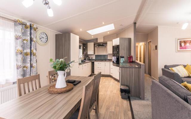 Lakeside View Lodge with Hot Tub