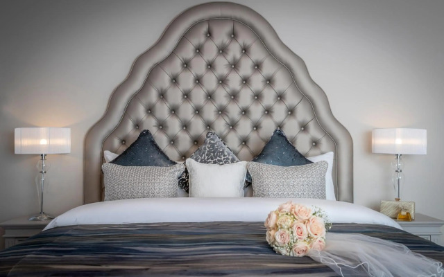 Shoreline Hotel
