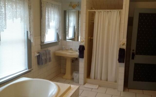 Chestnut Charm Bed & Breakfast