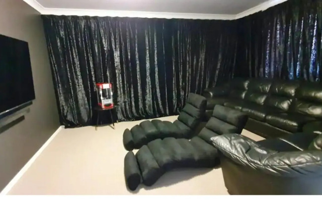 Hunter Home with POOL / CINEMA ROOM / PING PONG