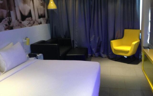 SinQ Party Hotel