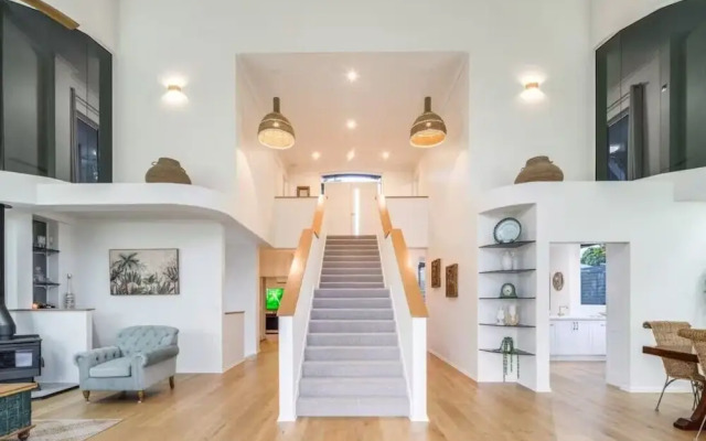 6 Bedroom Oasis in Burleigh Heads