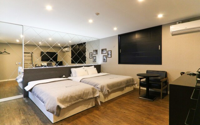 Louis Hotel