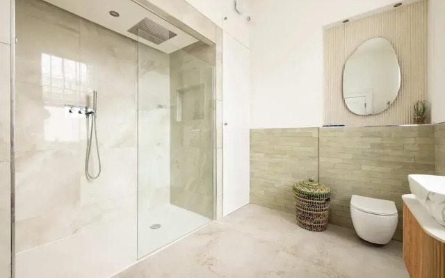 Light-filled 2-bedroom Chelsea Apartment