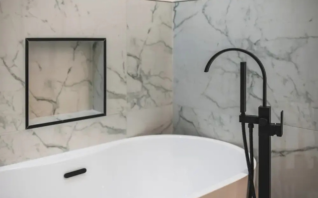 Not Affected by the Fire/spacious Modern Retreat w Luxury Amenities & Style