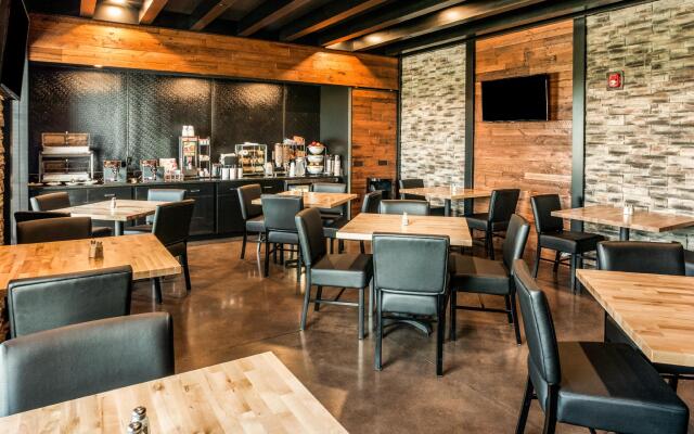 Cobblestone Hotel & Suites - Appleton International Airport