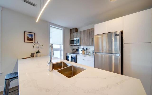 Ocean Bay New Luxury Condo Sleeps 5 Parking, Coffee, AC