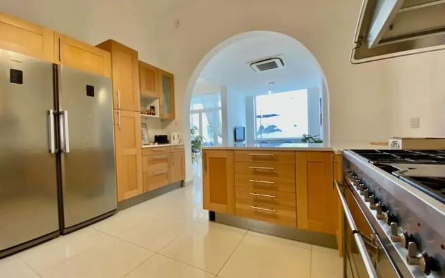 Hard to come by - modern & huge house in Sliema