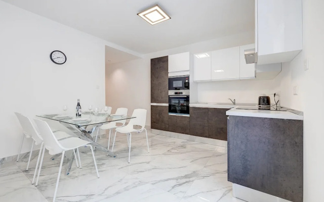 Deluxe Apartment Steps to St George s Bay