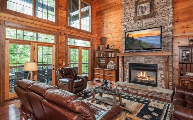 Grand Mountain Getaway 8 Bedroom Home by Redawning