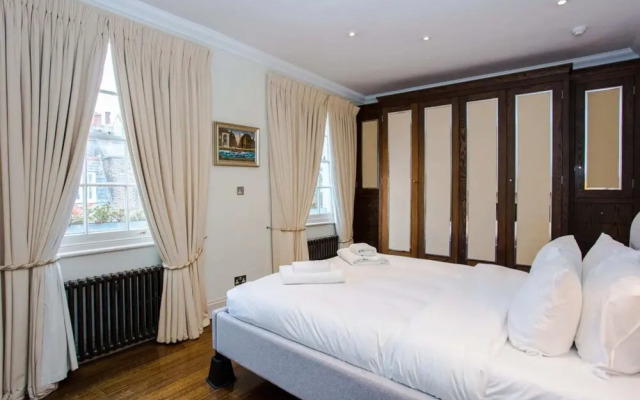 Characterful Townhouse w Patio in Arty Hampstead