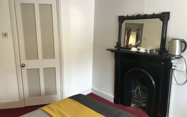 Drewe Arms Bunk Rooms & Church Cottage