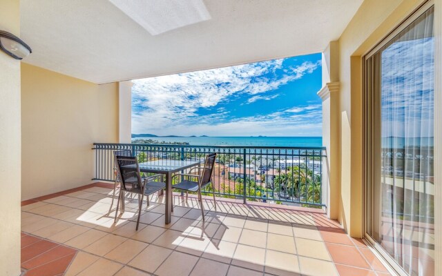 Ocean Views Galore - Airlie Beach