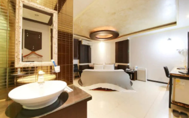 Mate Hotel