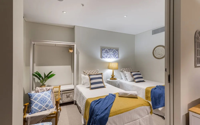 Hamptons Retreat on Level 77 Skytower – Guest Rooms – Brisbane