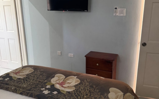 1 Bed - Sleeps 4 - Parking - 5 Min to Beach
