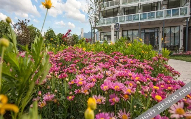 Yinhua Lake View Garden Hotel