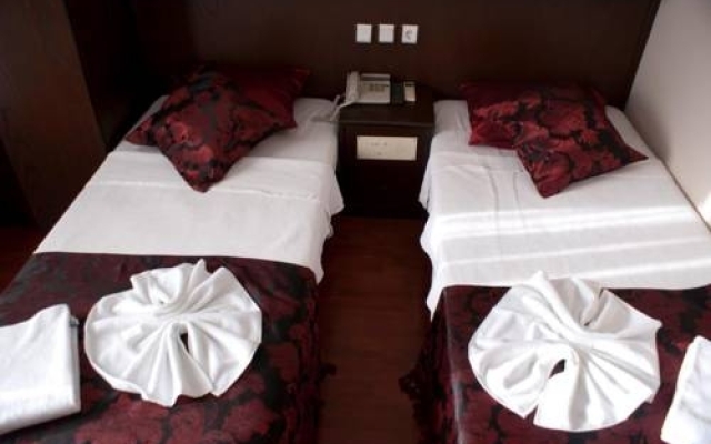 Queen RA Hotel