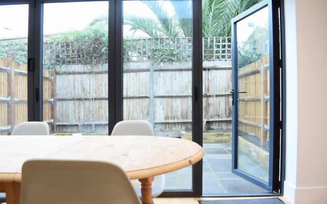 3 Bedroom Garden House in Earlsfield