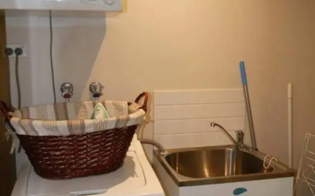 Lovely 2 bedroom apartment across from Shepp Lake.